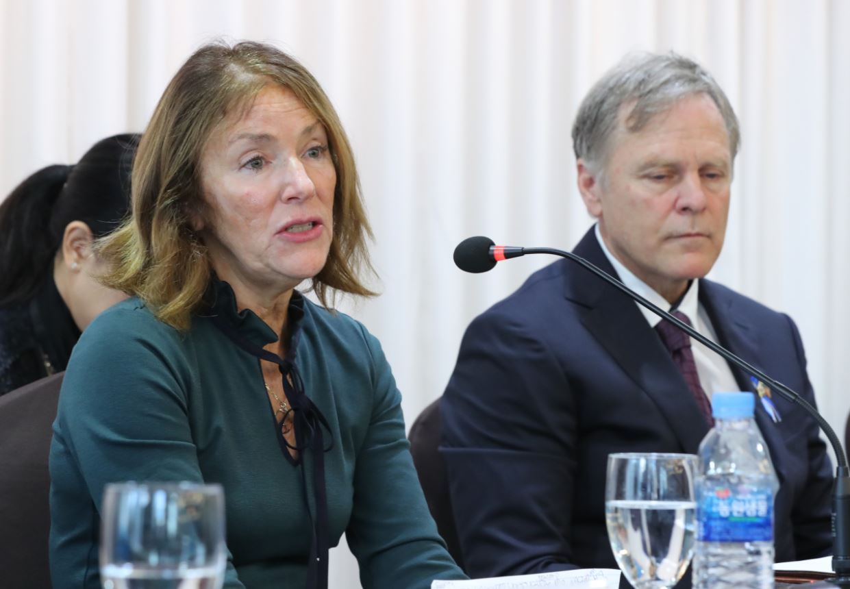 Cindy (left) and Fred Warmbier speaks during a press conference held November last year in Seoul. (Yonhap)