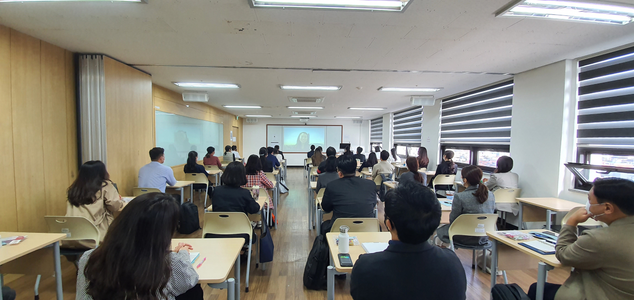 제주드림타워 복합리조트 신입 직원들이 첫 출근해 서비스 교육을 받고 있다. [롯데관광개발 제공]