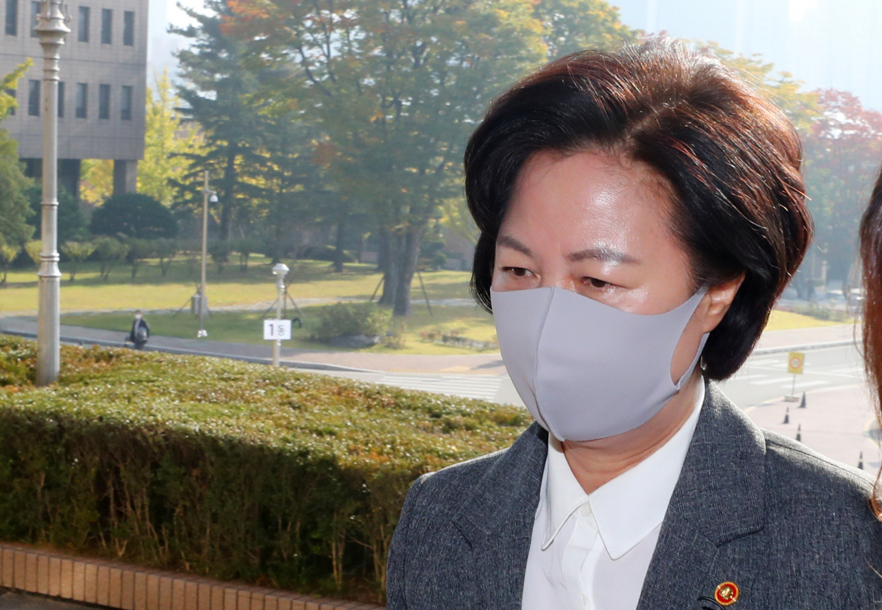 추미애 법무부 장관이 19일 오전 경기도 정부과천청사 법무부에 출근하고 있다. [연합]