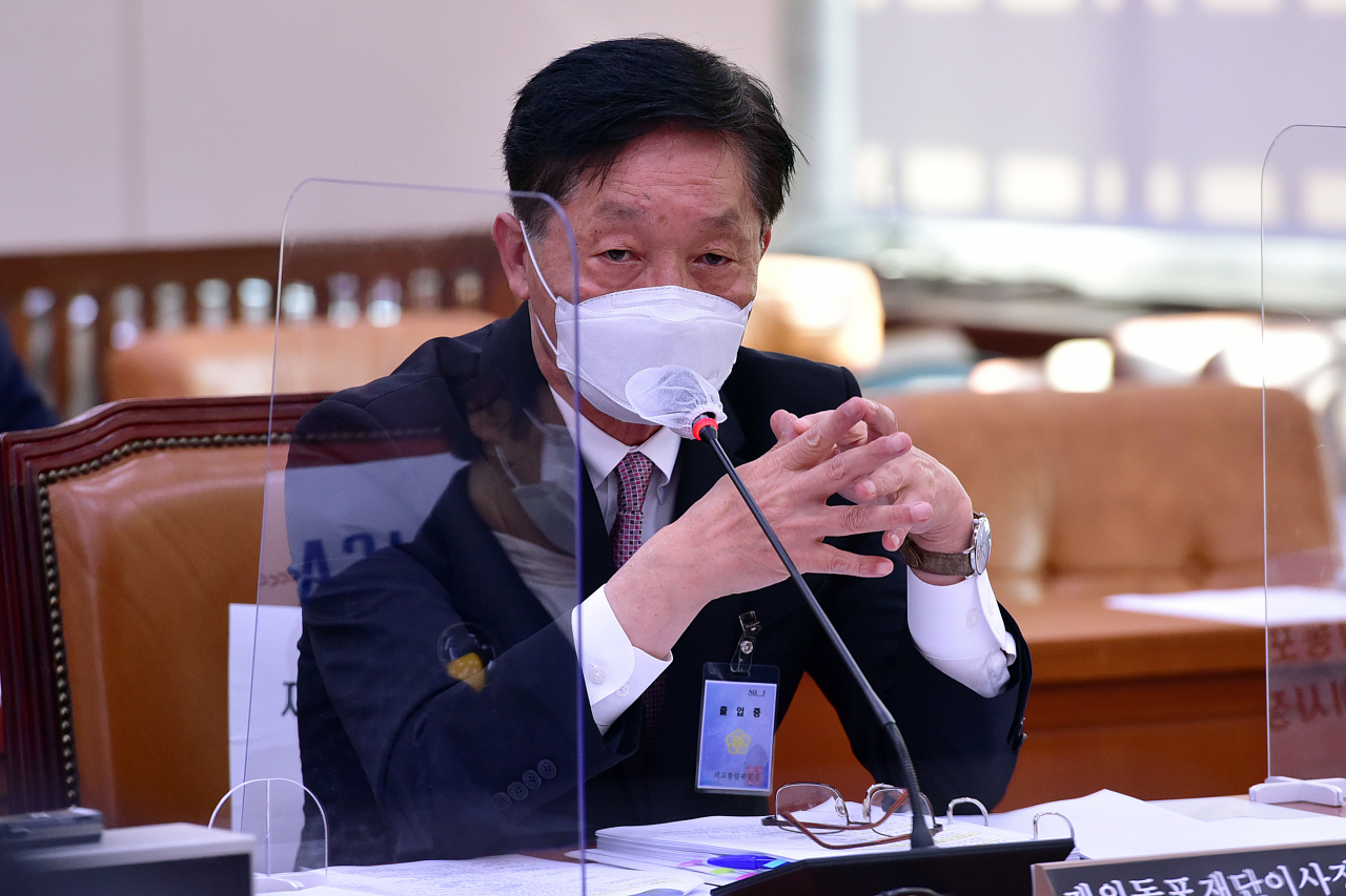 한우성 재외동포재단이사장이 19일 오전 서울 여의도 국회 외교통일위원회에서 열린 한국국제협력단, 한국국제교류재단, 재외동포재단 국정감사에서 답변하고 있다. [연합]