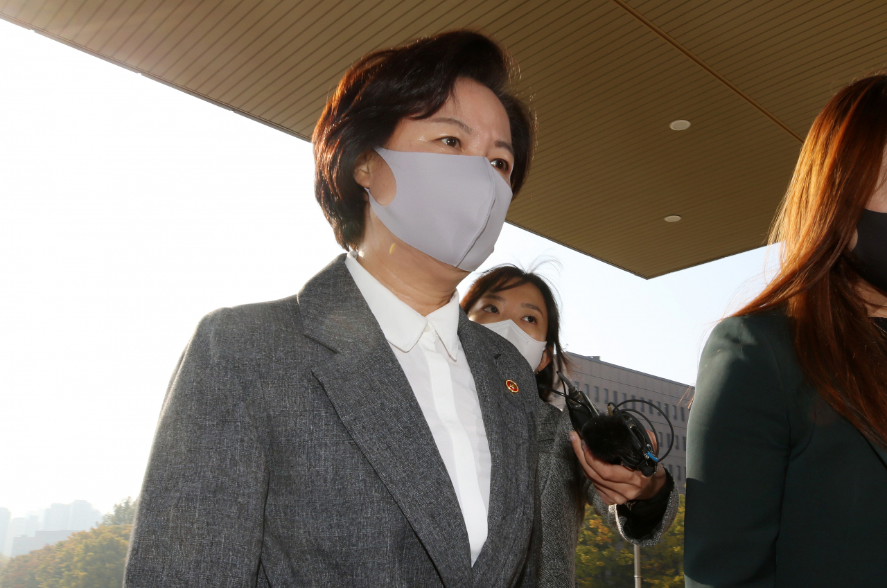 추미애 법무부 장관이 19일 오전 경기도 정부과천청사 법무부에 출근하고 있다. [연합]