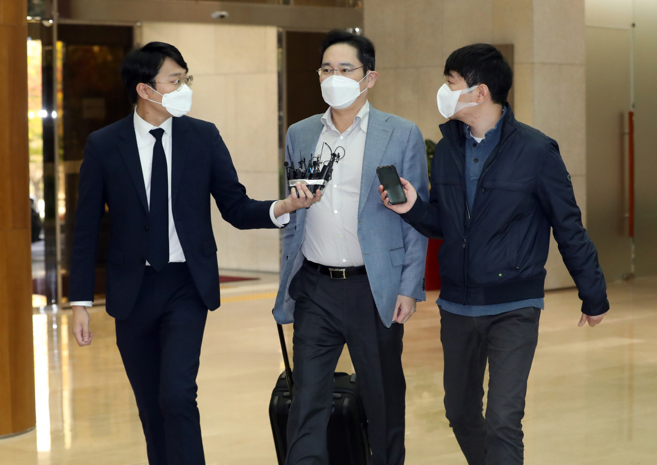 삼성전자 이재용 부회장이 19일 김포국제공항을 통해 출국하며 베트남으로 출국하며 기자의 질문을 받고 있다. 연합뉴스