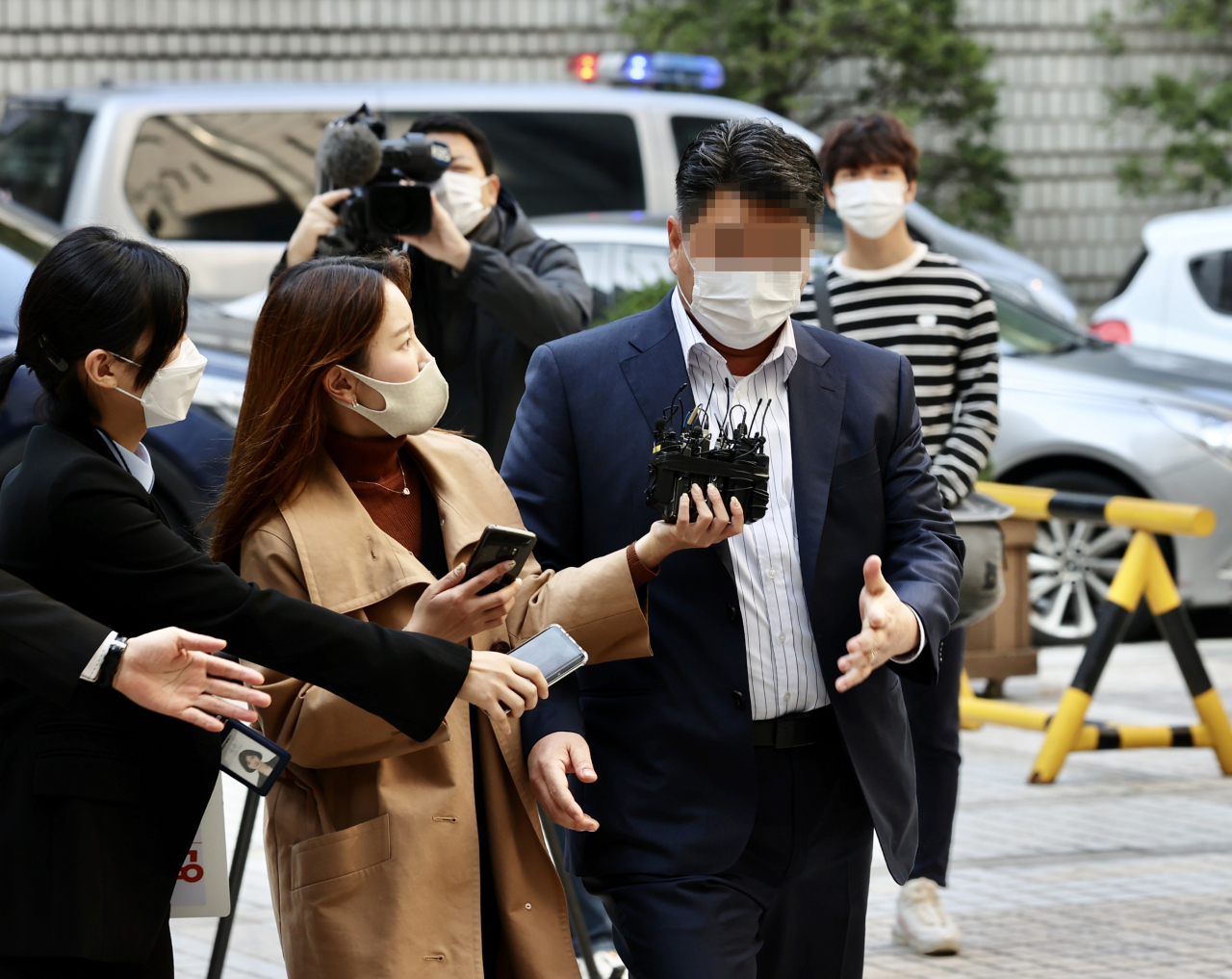 옵티머스자산운용 펀드 사기에 가담한 혐의를 받는 화장품 회사 스킨앤스킨 이사인 이모씨가 19일 오전 서초구 서울중앙지법에서 열린 구속 전 피의자 심문(영장실질심사)에서 출석하고 있다. [연합]