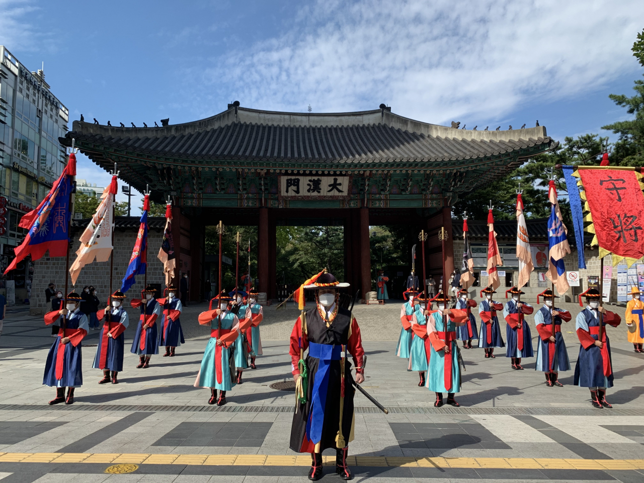 덕수궁 대한문 앞 왕궁수문장 교대의식이 수문장 등 수문군들이 마스크를 낀 채 치러지고 있다. [서울시 제공]