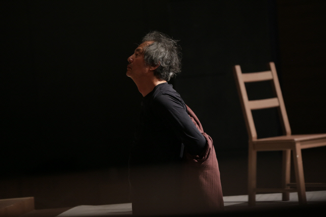배우 정동환, 박상원, 송승환이 오랜만에 연극 무대로 돌아와 관객과 만난다. 정동환은 데뷔 51년 만에 1인극에 도전하며 1인 6역을 오간다. [극단 피악 제공]