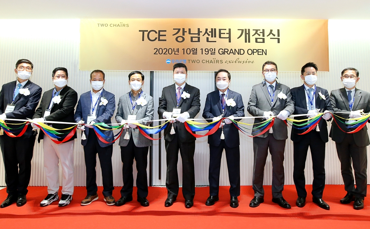 지난 19일 서울 역삼동 GS타워 6층에서 열린 우리은행 TCE강남센터 개점식에서 권광석(왼쪽에서 다섯번째) 우리은행장을 비롯한 임직원과 고객들이 기념촬영을 하고 있다. [우리은행 제공]　