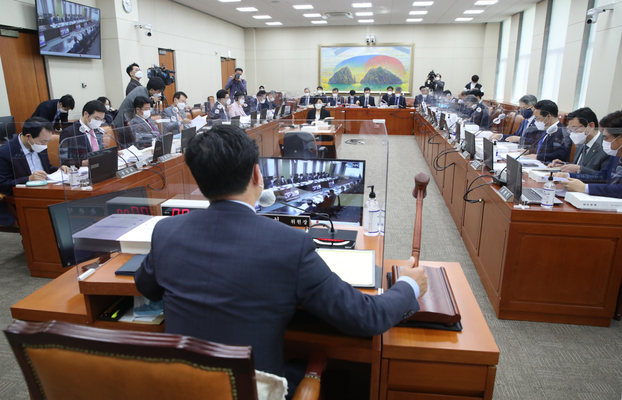 19일 국회 정무위원회의 경제.인문사회연구회 등에 대한 국정감사가 서울-세종 간 화상회의로 진행되고 있다. [연합]