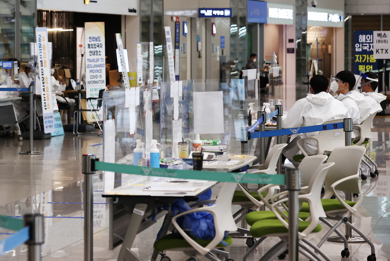 19일 영종도 인천국제공항 입국장에 방역당국 관계자들이 입국자 조사를 위해 대기하고 있다. [연합]