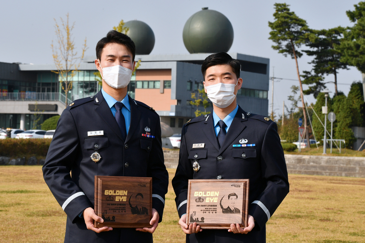 공군 최우수 방공무기통제사인 ‘골든아이’로 선발된 전성환 준위(오른쪽)와 김병용 준위.[사진=공군]