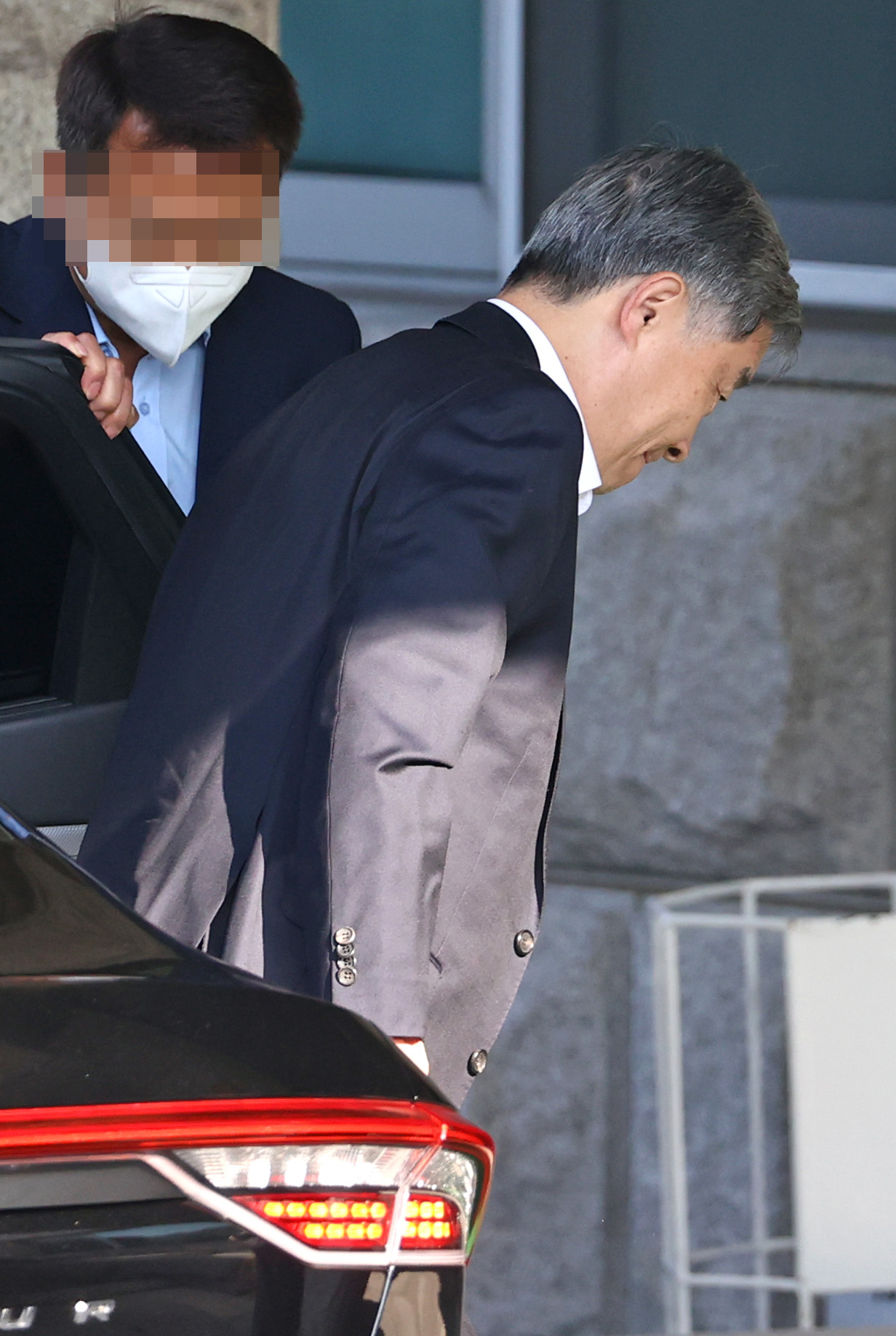 최재형 감사원장이 20일 오전 서울 종로구 삼청동 감사원으로 출근하고 있다. 감사원은 이날 오후 2시께 월성 1호기 조기폐쇄 결정 타당성 감사 결과를 담은 보고서를 국회 제출과 동시에 공개한다. [연합]