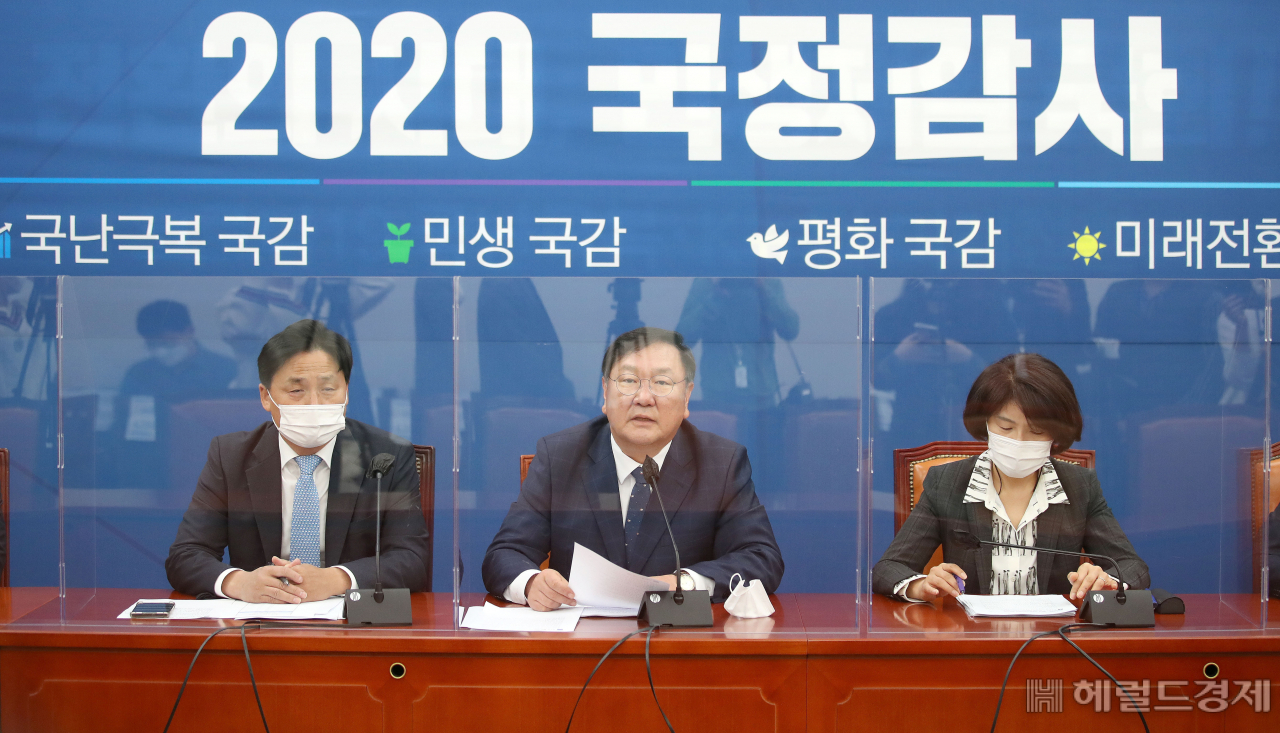 [헤럴드경제=이상섭 기자] 김태년 더불어민주당 원내대표가 20일 서울 여의도 국회에서 열린 당 국정감사 대책회의에서 발언하고 있다. babtong@heraldcorp.com