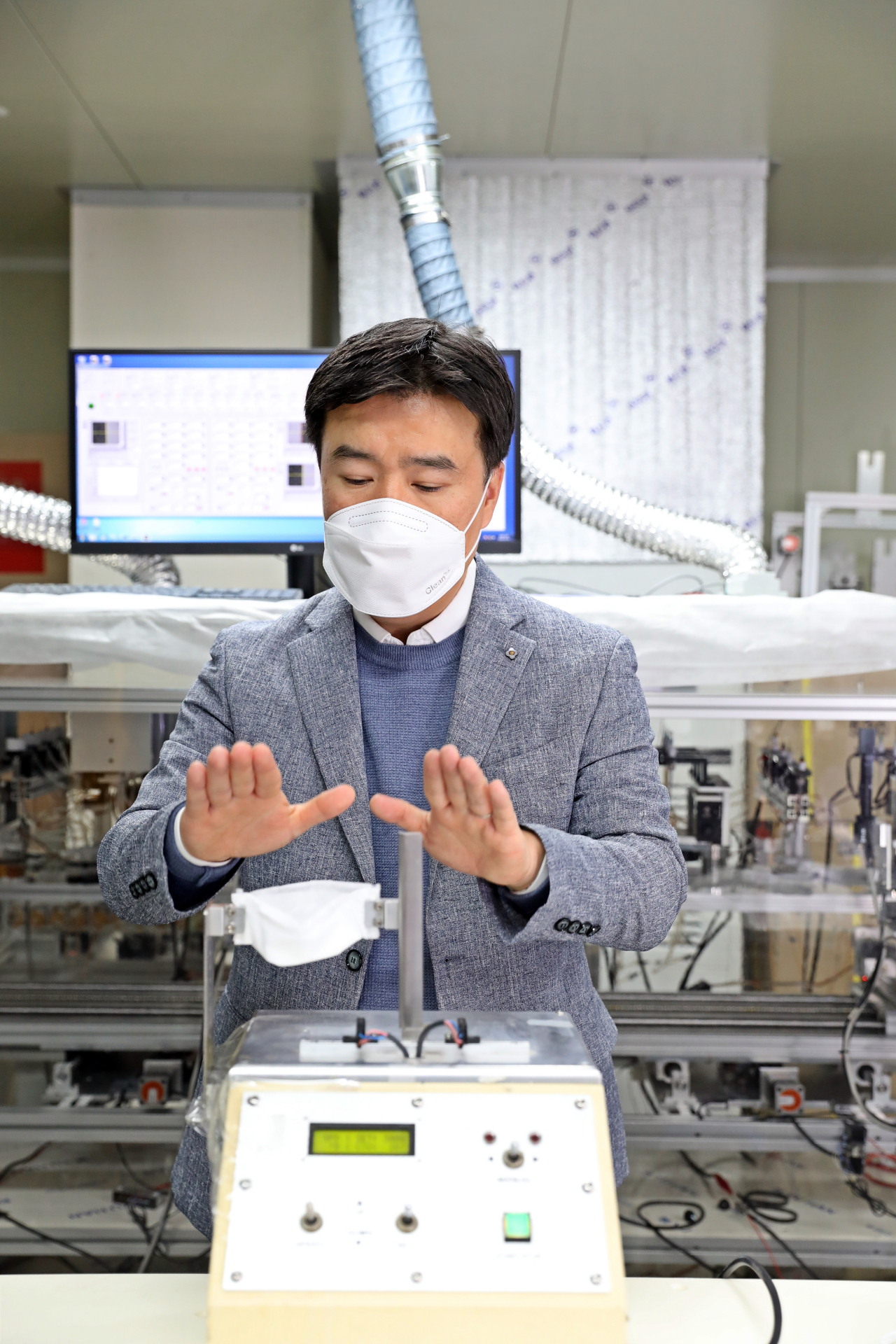김일두 교수가 재사용할 수 있는 나노마스크의 성능을 확인하고 있다.[KAIST 제공]