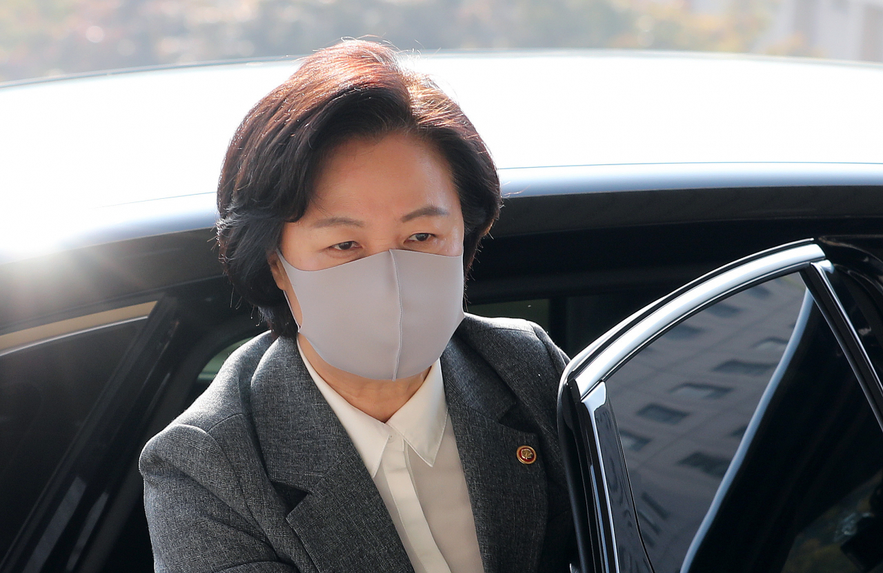 추미애 법무부 장관이 19일 오전 경기도 정부과천청사 법무부에 출근하고 있다. [연합]