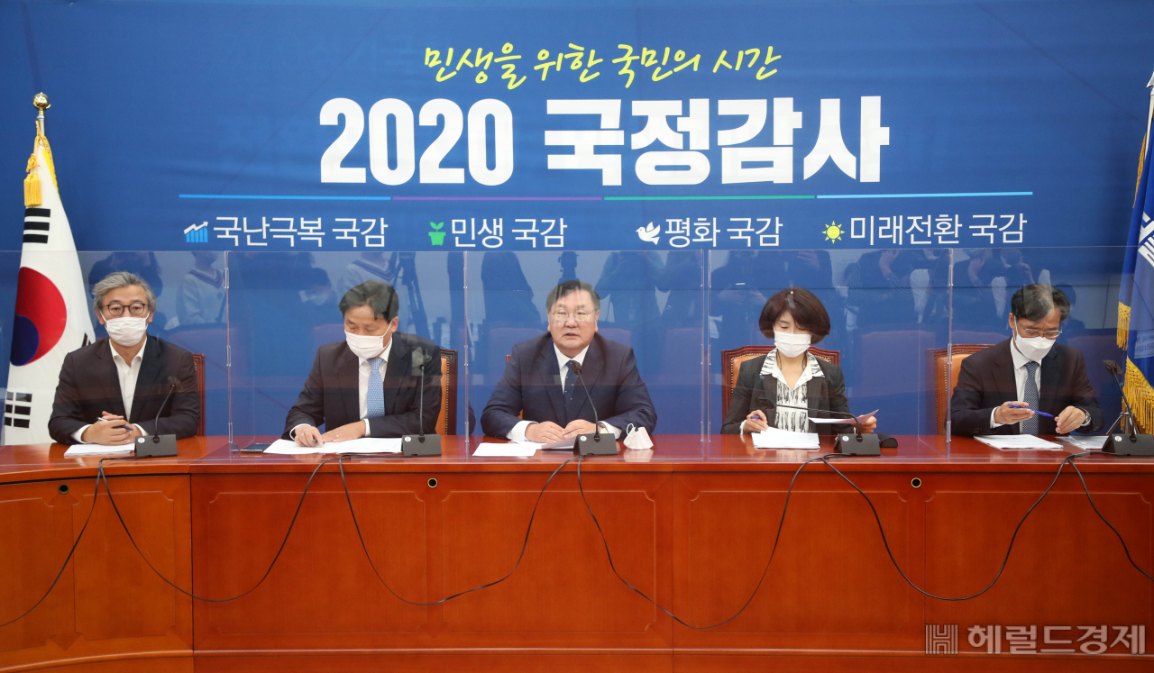 [헤럴드경제=이상섭 기자] 김태년 더불어민주당 원내대표가 20일 서울 여의도 국회에서 열린 당 국정감사 대책회의에서 발언하고 있다. babtong@heraldcorp.com