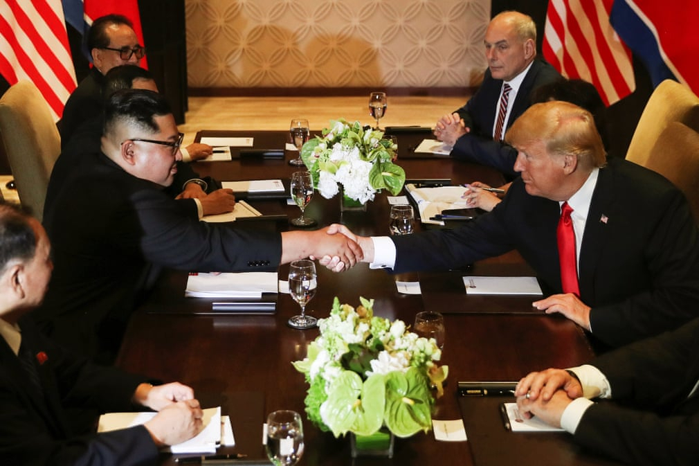 미국 시카고국제문제협의회(CCGA)가 한국국제교류재단(KF) 지원으로 실시한 여론조사 결과 미국 국민의 북한에 대한 호감도는 100점 만점에 19점으로 역대 최저 수준을 기록했다. 김정은 국무위원장과 도널드 트럼프 대통령이 2018년 6월 싱가포르 1차 북미정상회담에서 만나 악수를 나누고 있다. [헤럴드DB]