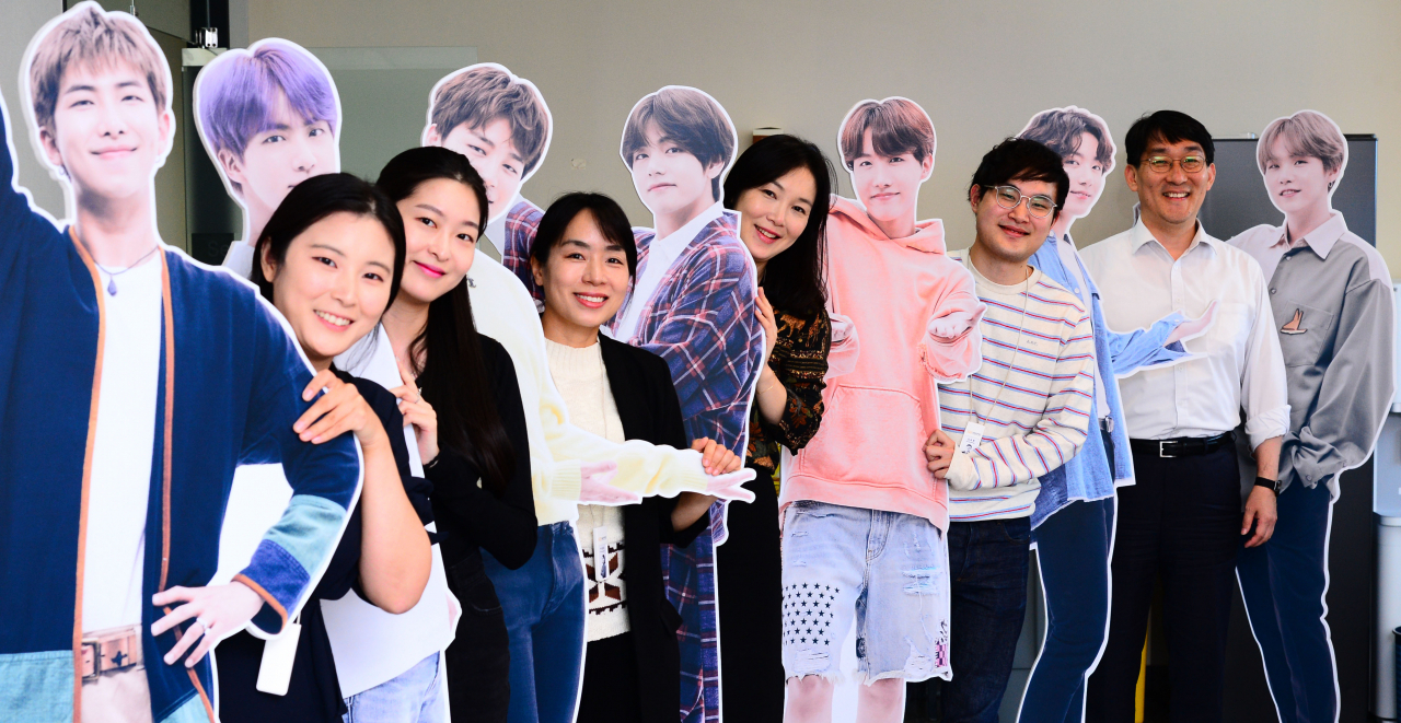 4년째 서울관광 명예홍보대사인 BTS와 서울홍보영상을 만든 서울관광재단 글로벌마케팅팀원들이 BTS입간판과 기념촬영을 하고 있다. [박해묵 기자/mook@heraldcorp.com]