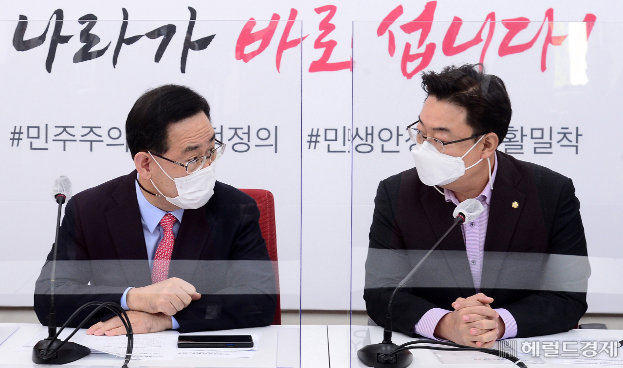 국민의힘 주호영 원내대표가 20일 오전 서울 여의도 국회에서 열린 원내대표단 회의에서 김성원 원내수석부대표와 대화를 하고 있다.
