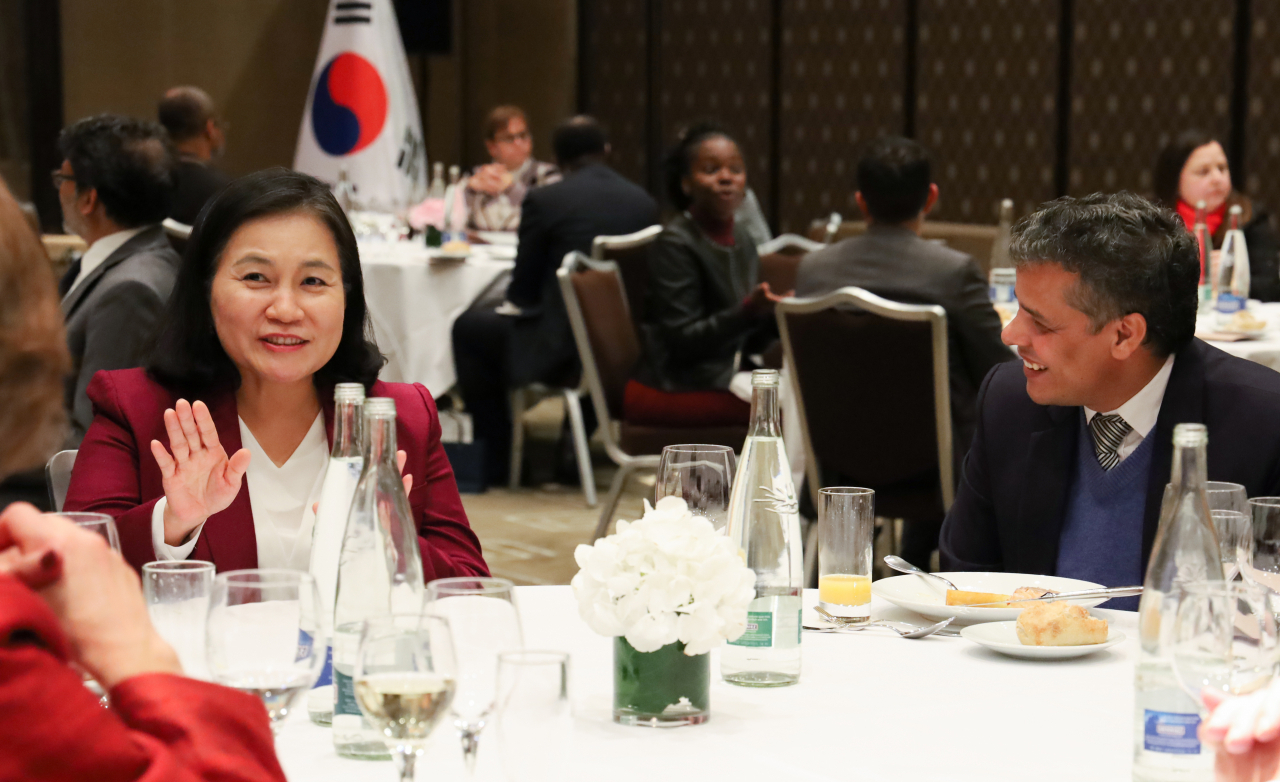 세계무역기구(WTO) 사무총장 선거 최종 라운드에 진출한 유명희 산업통상자원부 통상교섭본부장이 지난 16일(현지시간) 스위스 제네바 인터콘티넨탈 호텔에서 제네바 주재 각국 대사들을 초청해 개최한 리셉션에서 참석자들과 대화하고 있다. [연합]