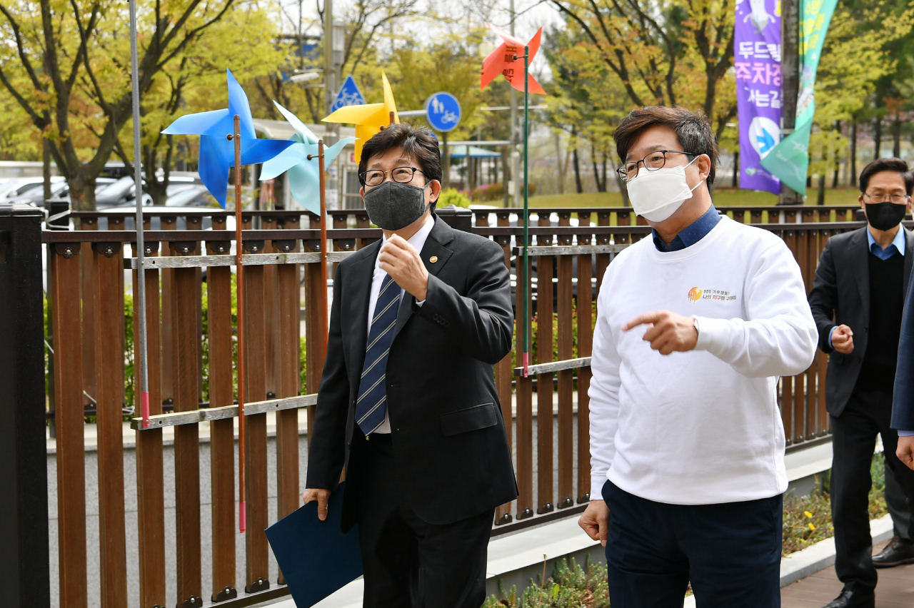 지난 4월 염태영 수원시장이 수원시 기후변화체험관을 방문한 조명래 환경부장관(왼쪽)에게 설명하고 있다. [수원시 제공]