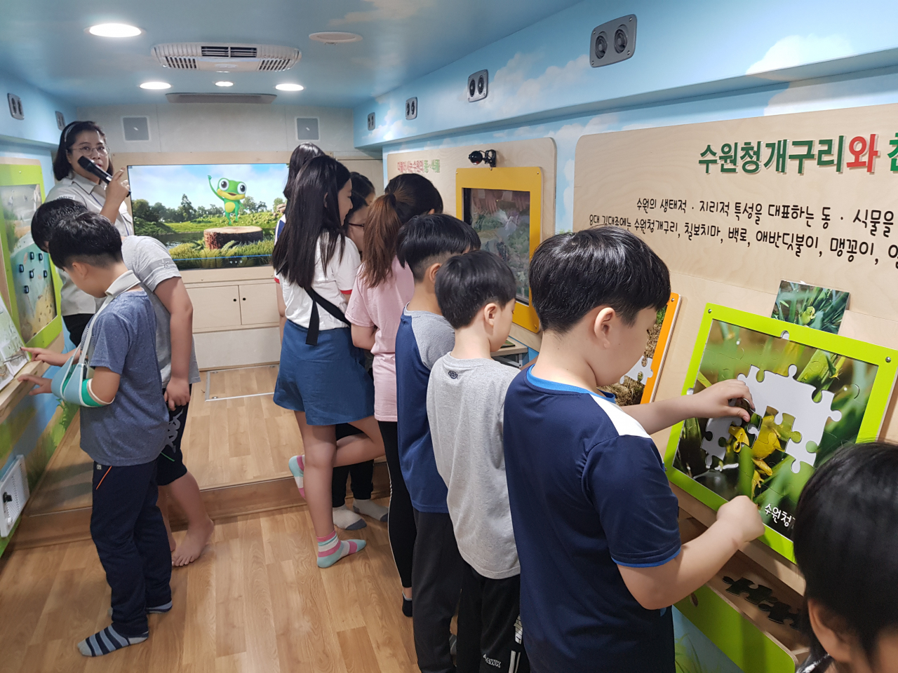 ‘찾아가는 수원이 환경교실’ 버스에서 다양한 환경교육 체험을 하고 있는 어린이들. [수원시 제공]