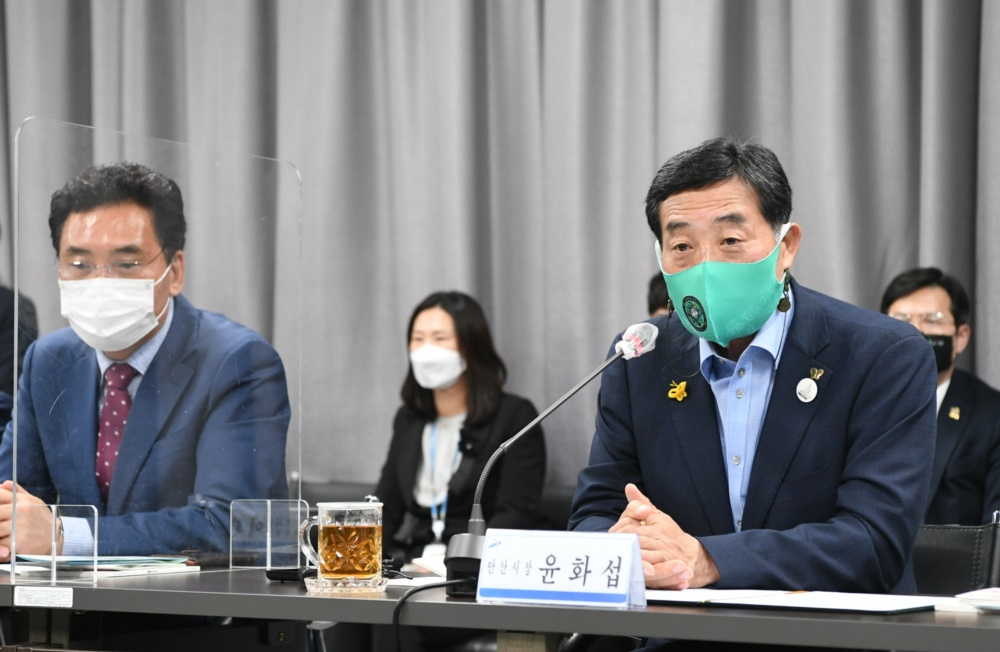 지난 19일 고흥 군수실에서 안산시와 전남 고흥군의 상생우호 방안을 논의하고 있다. [안산시 제공]