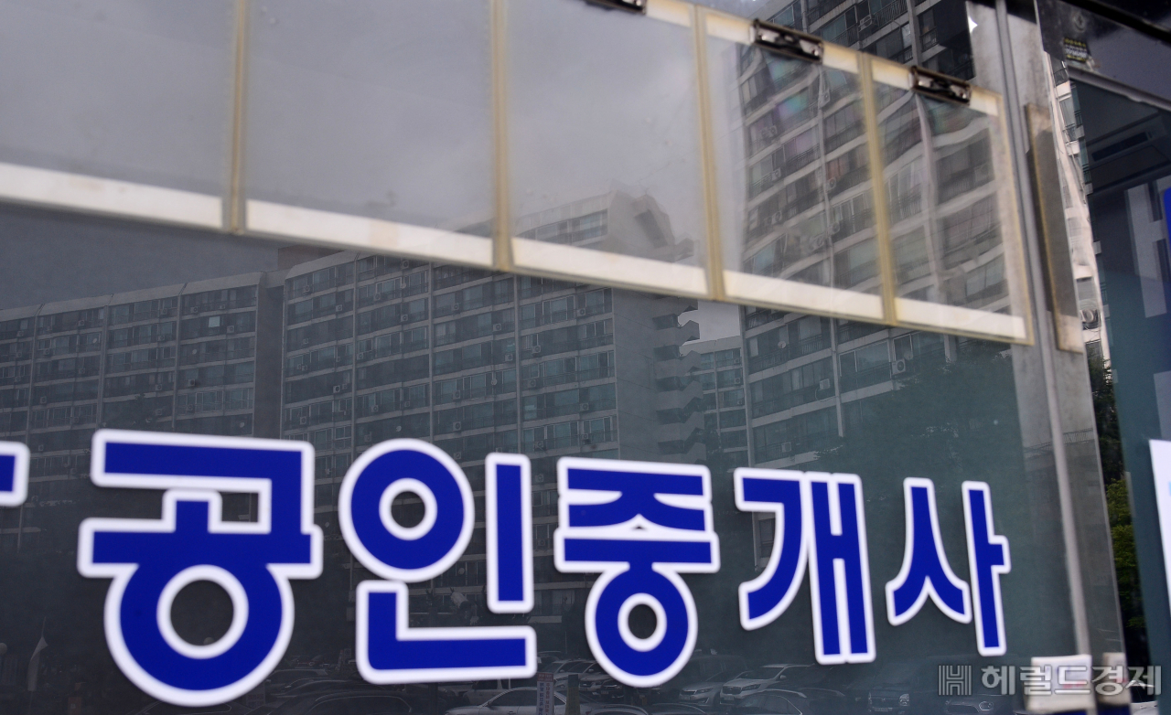 이달 말부터 서울 등 규제지역에서 주택을 구입하면 거래가와 상관없이 자금조달계획서를 내야 한다. 자금조달계획서를 제출하는 것은 주택 구입 자금이 어디에서 나왔는지 세세히 공개해야 한다는 뜻으로, 웬만한 수도권 지역에서 집을 사면 주택 가격과 무관하게 언제든 정부의 조사 대상에 오를 수 있게 되는 것이다. [헤럴드경제DB]