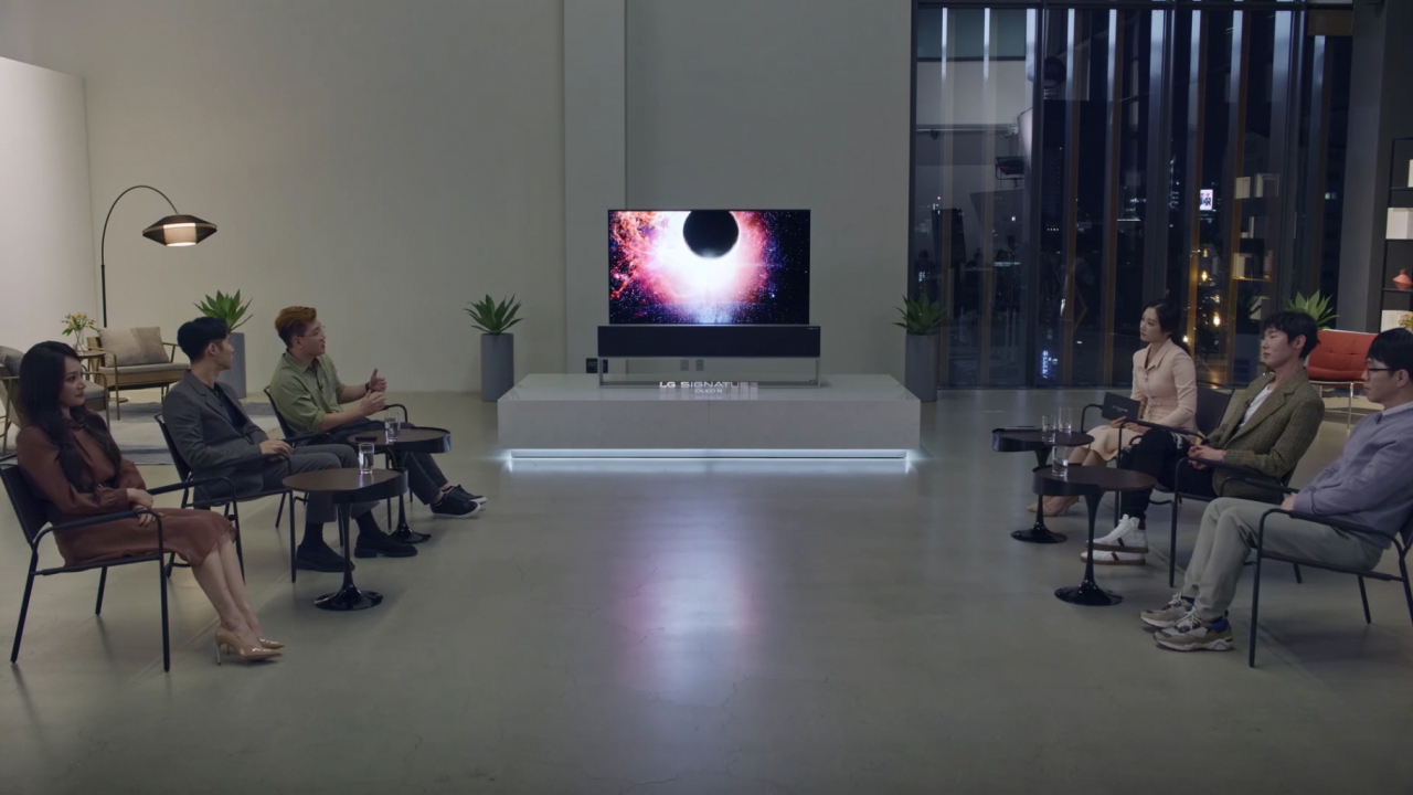 LG전자가 세계 최초 롤러블 TV LG 시그니처 올레드 R(LG SIGNATURE OLED R, 모델명: RX)를 국내 시장에 본격 출시했다. LG전자는 국내 주요 프리미엄 가전 매장에 제품을 진열하고 판매를 시작한다. 제품 출하가는 1억 원이다. 사진은 LG전자가 이날 온라인으로 공개한 LG 시그니처 올레드 R 론칭 행사 모습 [LG전자 제공]