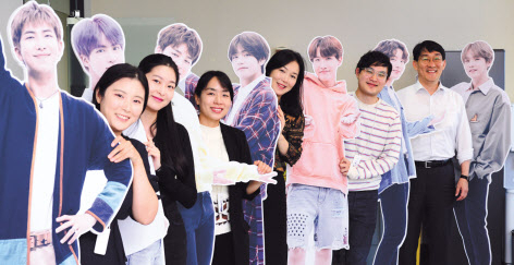 4년째 서울관광 명예홍보대사인 BTS와 서울홍보영상을 만든 서울관광재단 글로벌마케팅팀원들이 BTS입간판과 기념촬영을 하고 있다.