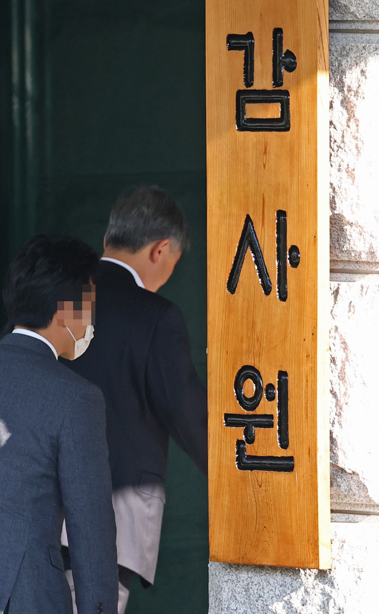 최재형 감사원장이 20일 오전 서울 종로구 삼청동 감사원으로 출근하고 있다. 감사원은 이날 오후 2시께 월성 1호기 조기폐쇄 결정 타당성 감사 결과를 담은 보고서를 국회 제출과 동시에 공개한다. [연합]
