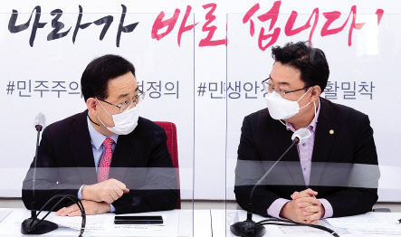 국민의힘 주호영 원내대표가 20일 오전 서울 여의도 국회에서 열린 원내대표단 회의에서 김성원 원내수석부대표와 대화를 하고 있다. 이상섭 기자