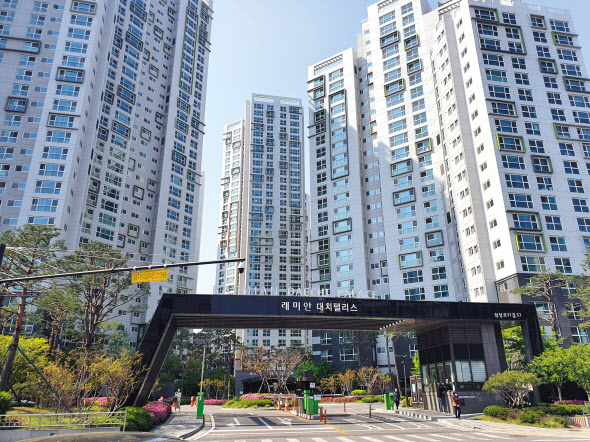 서울 강남구 대치동 래미안대치팰리스 전경. 내년 초, 중고등학교 배정을 앞두고 학군 수요가 미리 움직이면서 전용 84㎡ 전셋값이 20억원을 넘겼다. [헤럴드경제DB]