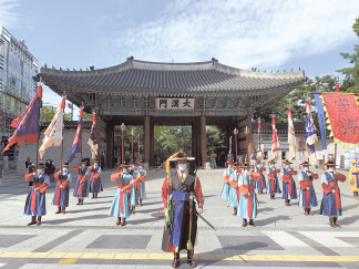 덕수궁 대한문 앞 왕궁수문장 교대의식이 수문장 등 수문군들이 마스크를 낀 채 치러지고 있다. [서울시 제공]