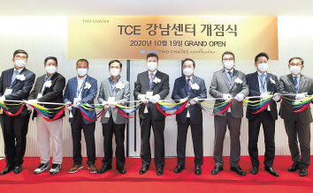 지난 19일 서울 역삼동 GS타워 6층에서 열린 우리은행 TCE강남센터 개점식에서 권광석(왼쪽에서 다섯번째) 우리은행장을 비롯한 임직원과 고객들이 기념촬영을 하고 있다. [우리은행 제공]