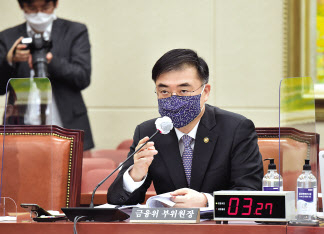 손병두 금융위 부위원장이 12일 오전 국회에서 열린 정무위원회의 금융위원회 국정감사에서 의원 질의에 답변하고 있다. [연합]