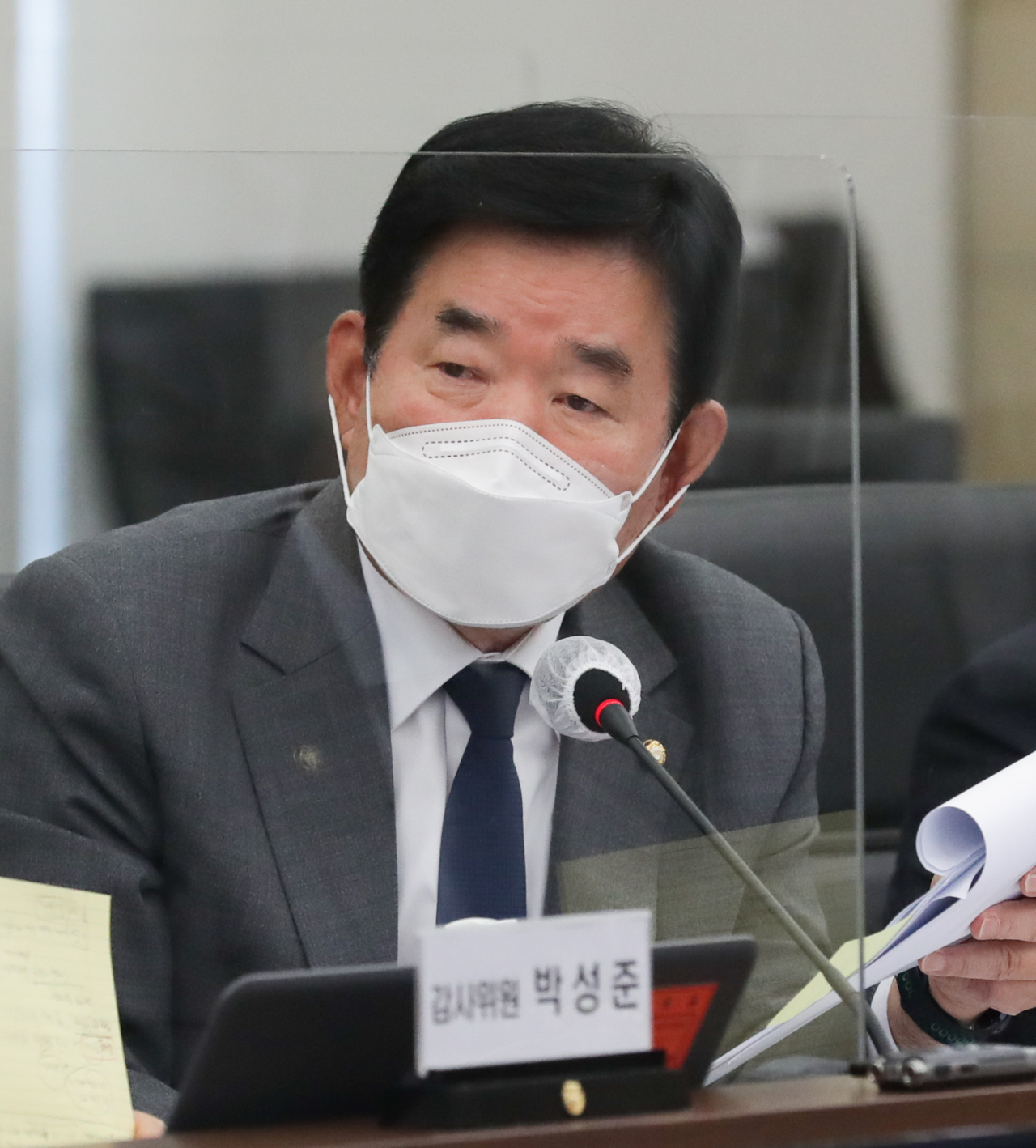 김진표 더불어민주당 의원이 8일 서울 용산구 합동참모본부에서 열린 국회 국방위원회 합동참모본부 등에 대한 국정감사에서 질문하고 있다. [연합]