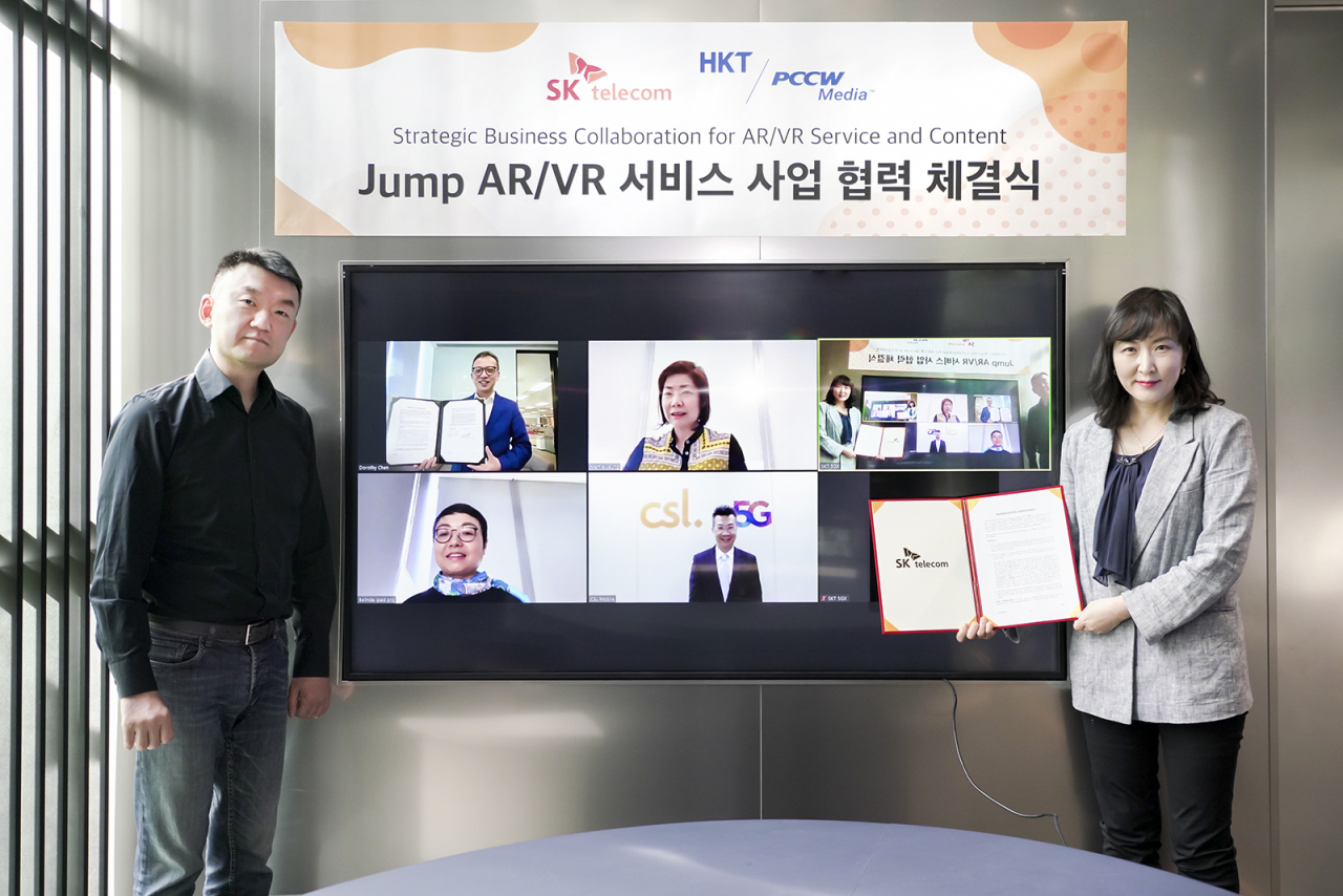 전진수 SK텔레콤 5GX서비스사업본부장(맨 오른쪽)과 허석준 SK텔레콤 Private Placement그룹장이 SK텔레콤 T타워 점프스튜디오에서 홍콩 1위 통신기업 PCCW 그룹과 온라인으로 사업 협력 계약을 체결하고 있다. [SK텔레콤 제공]