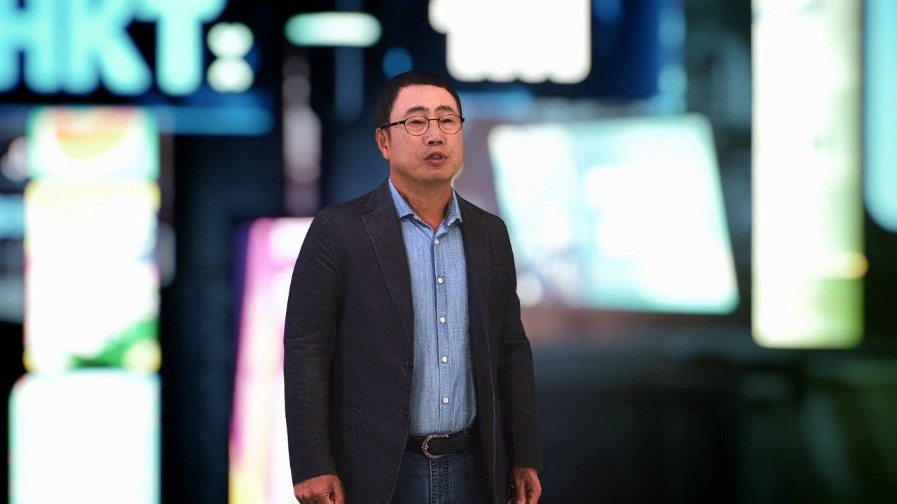 유영상 SK텔레콤 MNO 사업대표가 온라인 간담회에서 가상 공간 속에 3D 홀로그램으로 나타나 SK텔레콤의 5G 콘텐츠 사업 전략을 발표하고 있다. [SK텔레콤 제공]