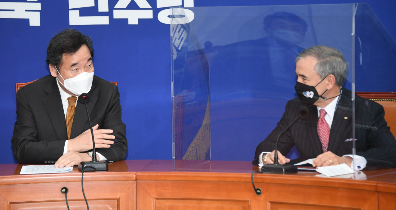 이낙연 더불어민주당 대표가 20일 오전 서울 여의도 국회에서 예방한 해리 해리스 주한 미국대사와 대화를 나누고 있다. [연합]