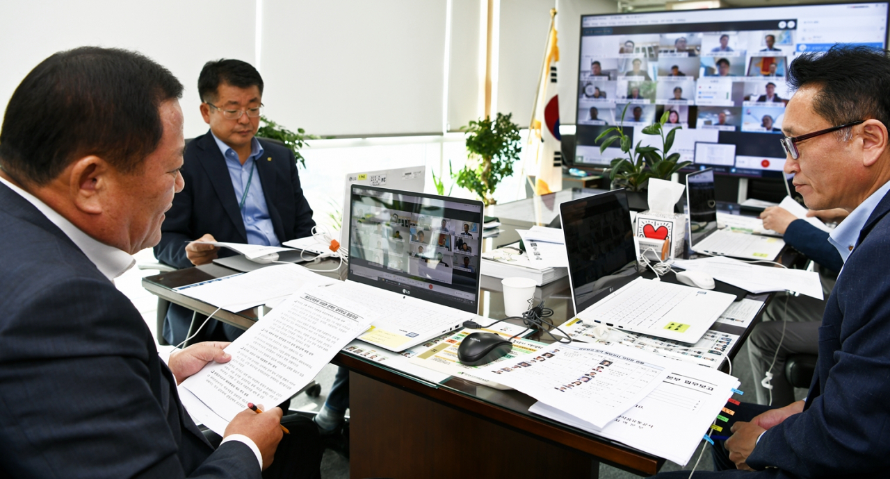 박석배 aT 상임감사(왼쪽)가 해외지사 온택트 업무보고회를 주재하고 있다. [aT 제공]