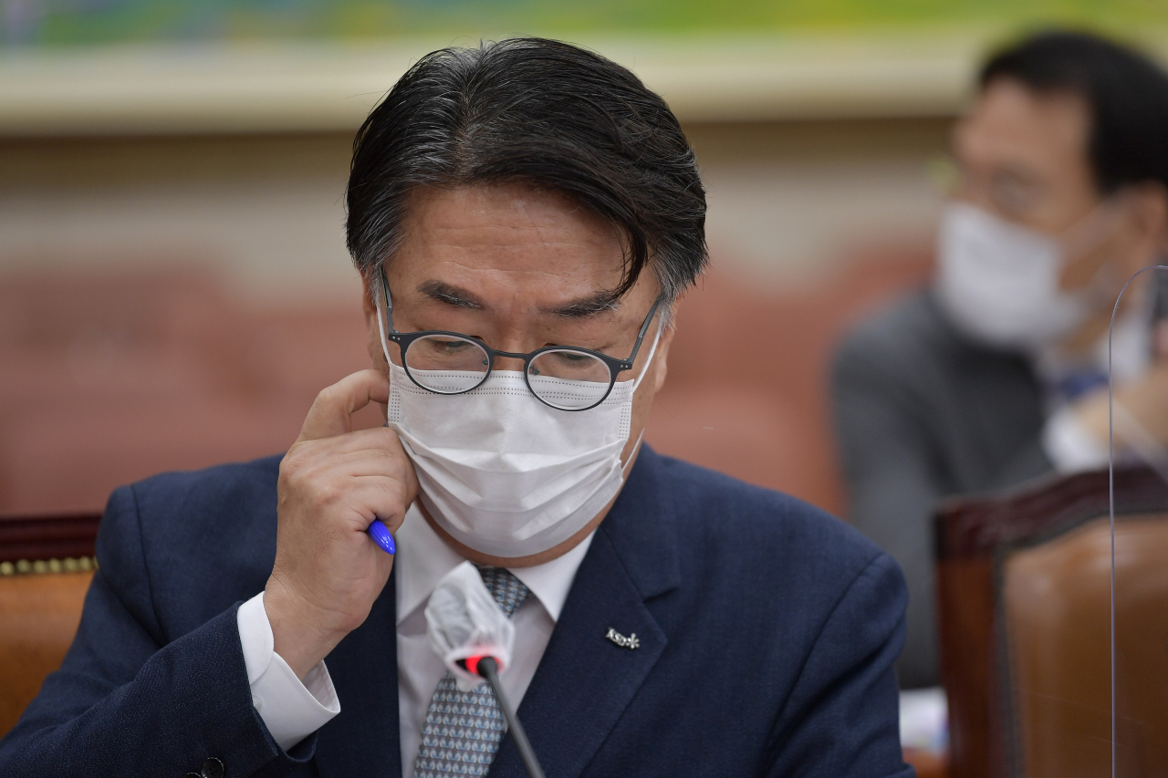 이명호 한국예탁결제원 사장이 20일 서울 여의도 국회 정무위원회에서 열린 예금보험공사·한국자산관리공사 등 국정감사에 출석하고 있다. [연합]
