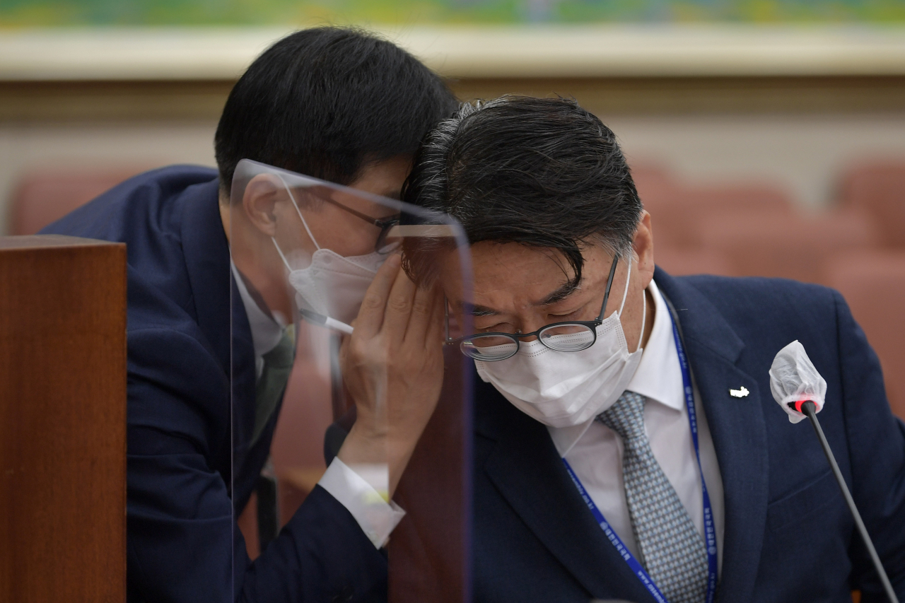 이명호 한국예탁결제원 사장이 20일 서울 여의도 국회 정무위원회에서 열린 예금보험공사·한국자산관리공사 등 국정감사에서 직원과 논의하고 있다. [연합]