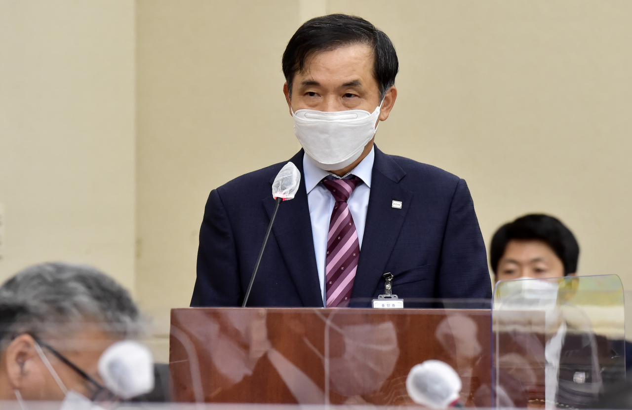 위성백 예금보험공사 사장이 20일 서울 여의도 국회 정무위원회에서 열린 예금보험공사·한국자산관리공사 등 국정감사에서 업무보고를 하고 있다.[연합]