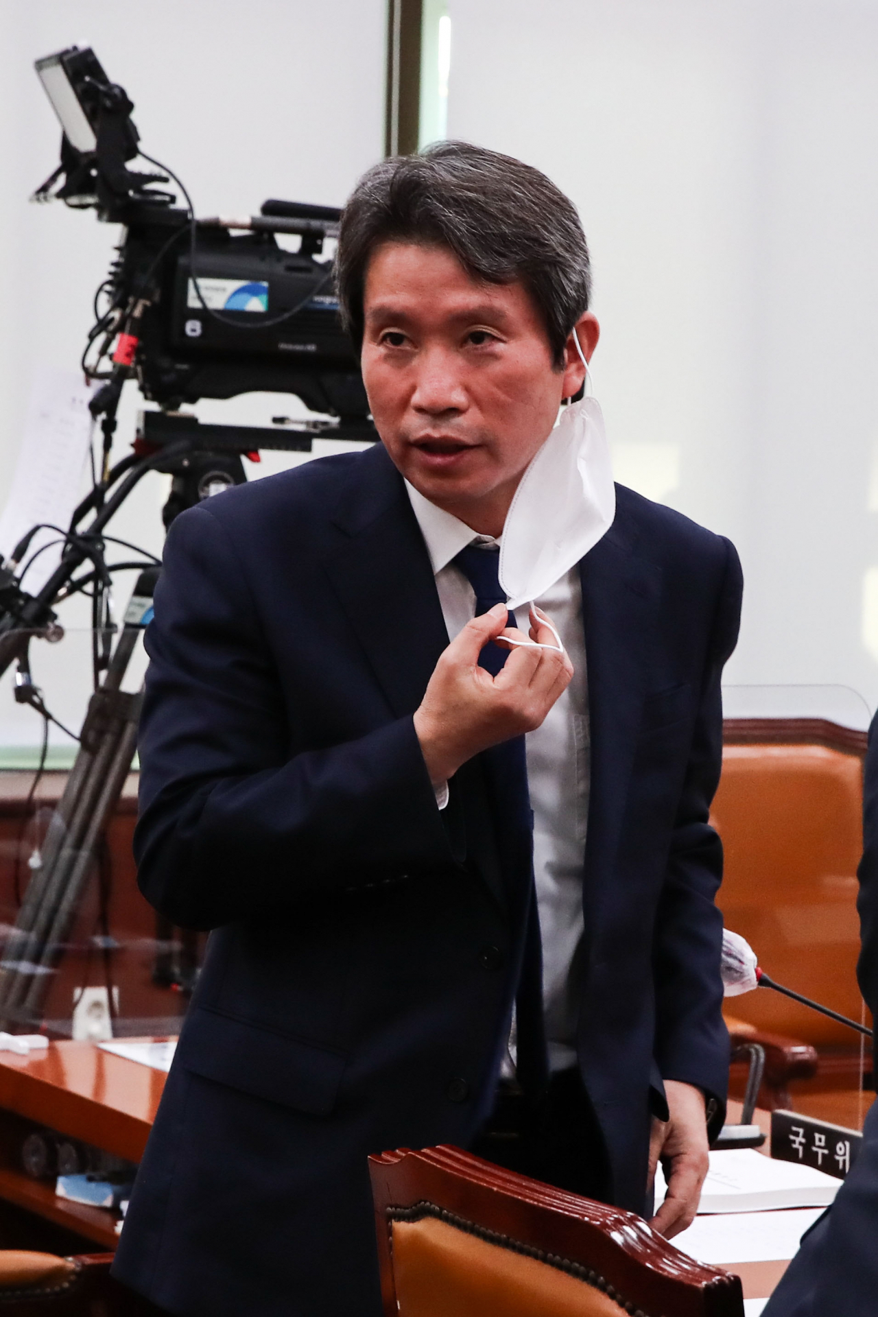 이인영 통일부 장관은 올해 노벨평화상을 수상한 세계식량계획(WFP)의 데이비드 비즐리 사무총장에게 서한을 보내 축하의 뜻을 전하고 향후 WFP의 북한사업을 적극 지원하겠다고 밝혔다. 이 장관이 앞서 국회 외교통일위원회에 출석한 모습. [연합]