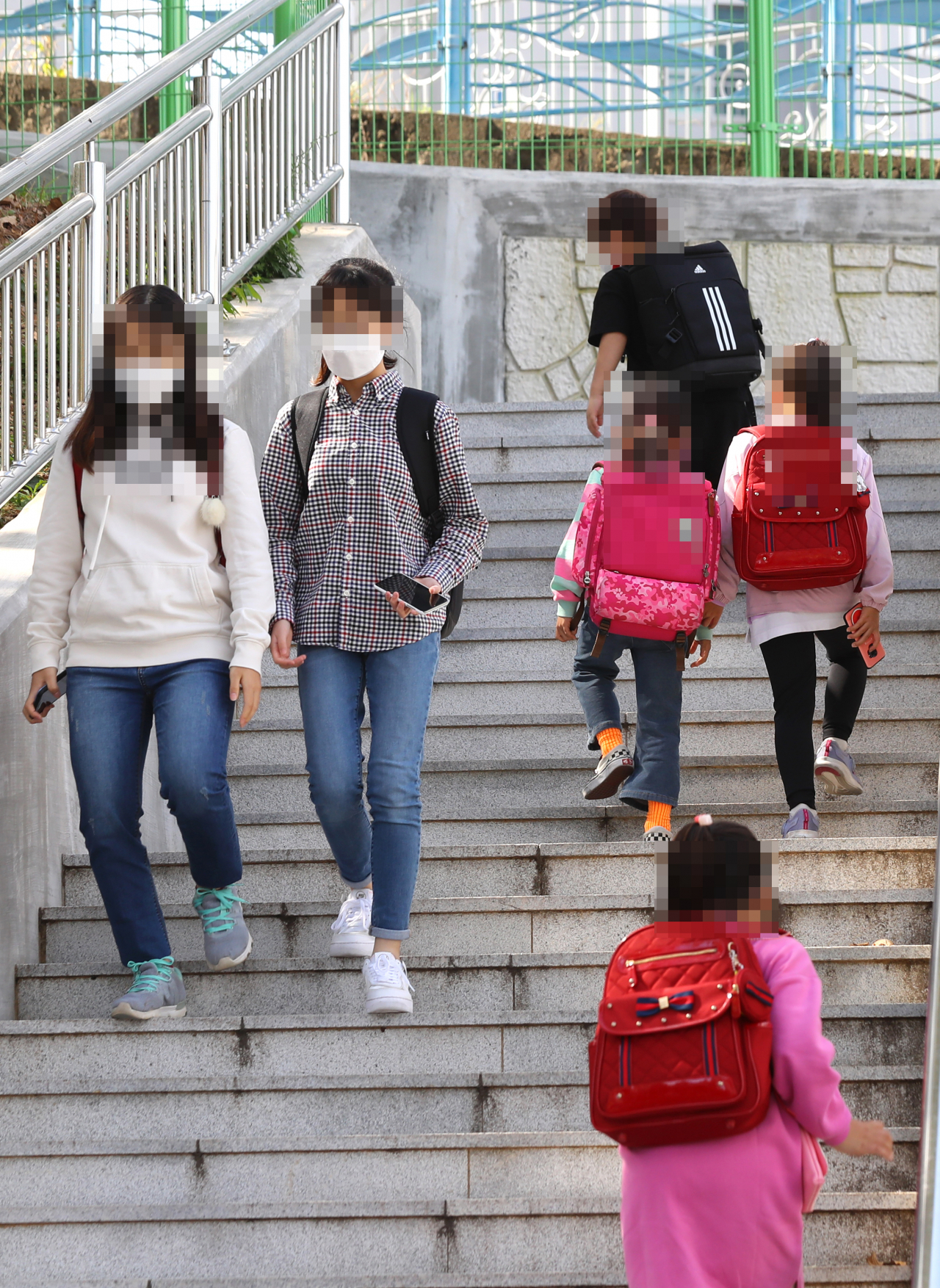 교실 밀집도를 낮추고자 오전·오후반으로 나눠 등교하는 부산시 부산진구 부암초등학교에서 19일 오전 1, 2학년 학생들(오른쪽 줄)이 하교하고 5, 6학년이 등교하고 있다. [연합]