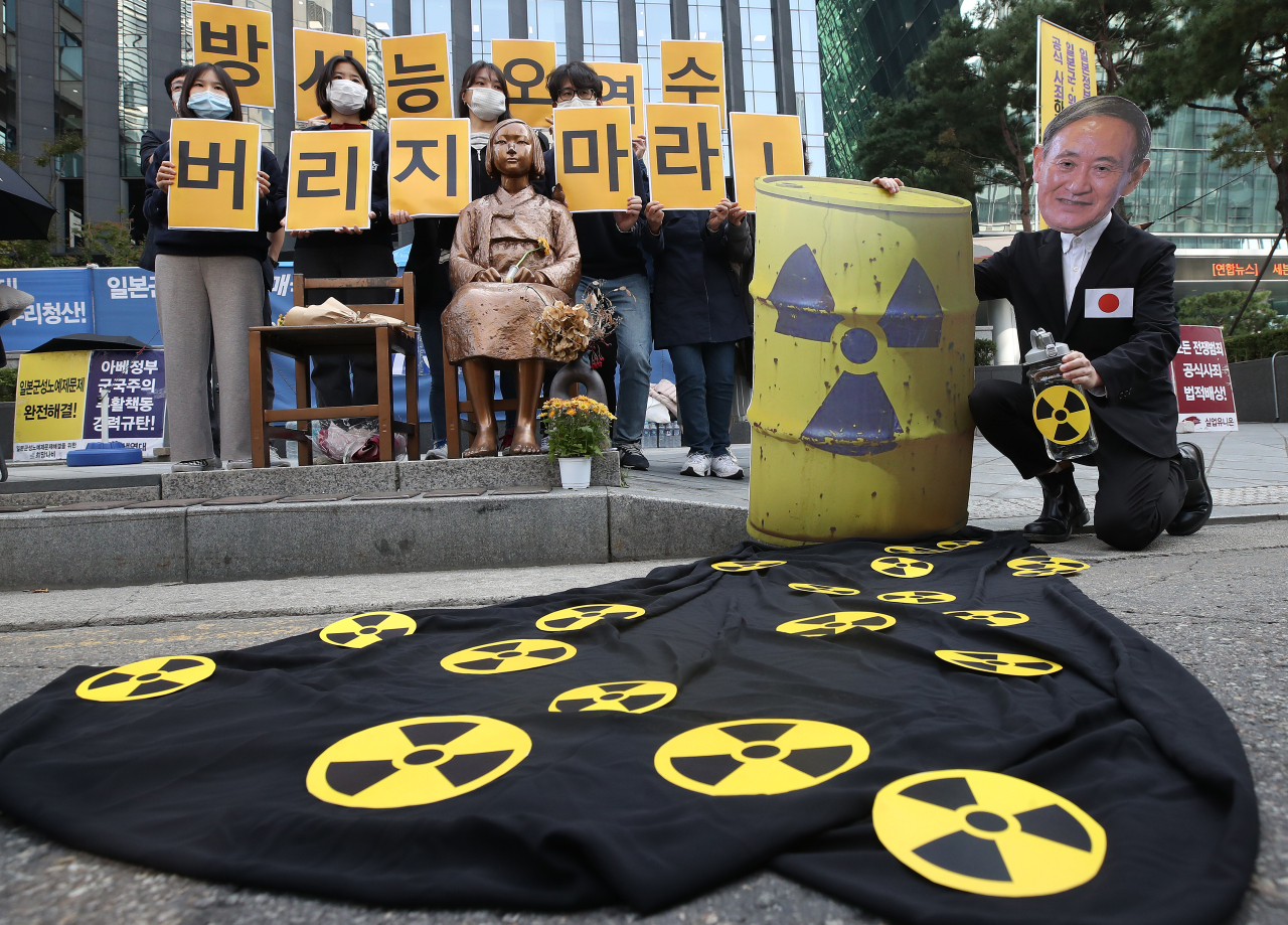 emonstrators protest the Japanese government’s plan to discharge contaminated water into the ocean in front of the old Japanese Embassy in Seoul on Monday. (Yonhap)