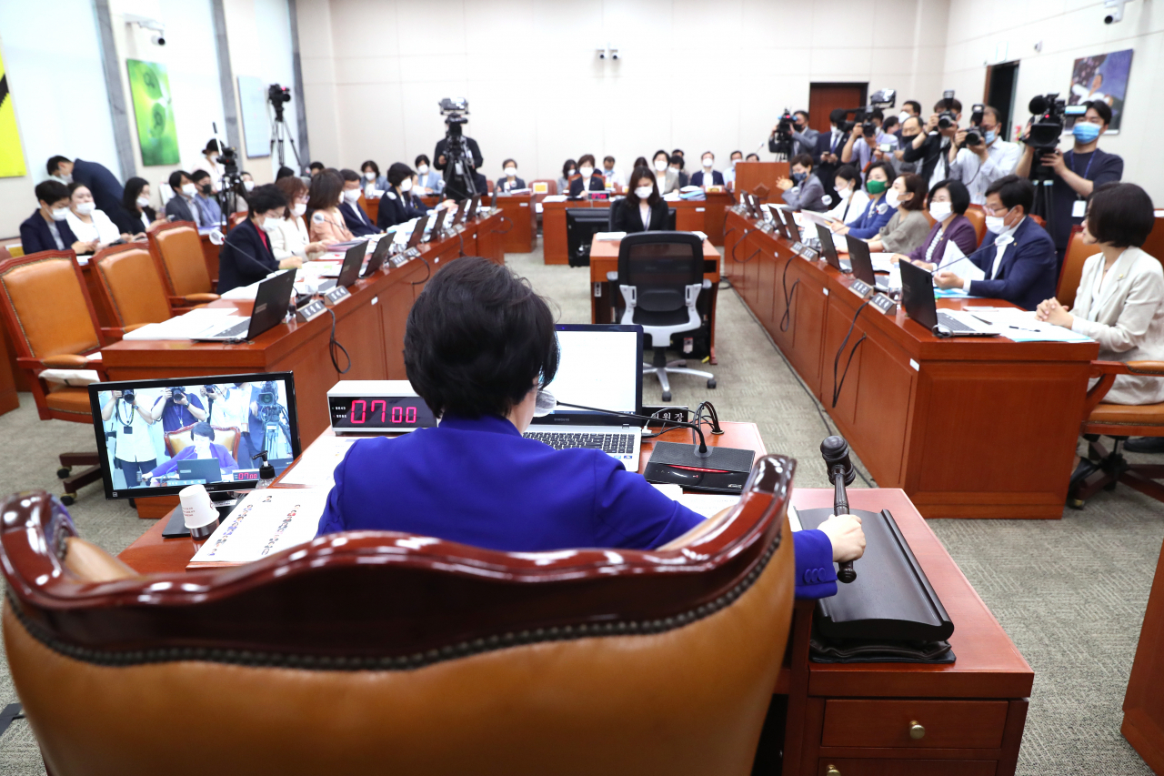 정춘숙 여성가족위원회 위원장이 지난 3일 오전 서울 여의도 국회에서 열린 여성가족위원회 전체회의에서 개의를 선언하고 있다. [연합]