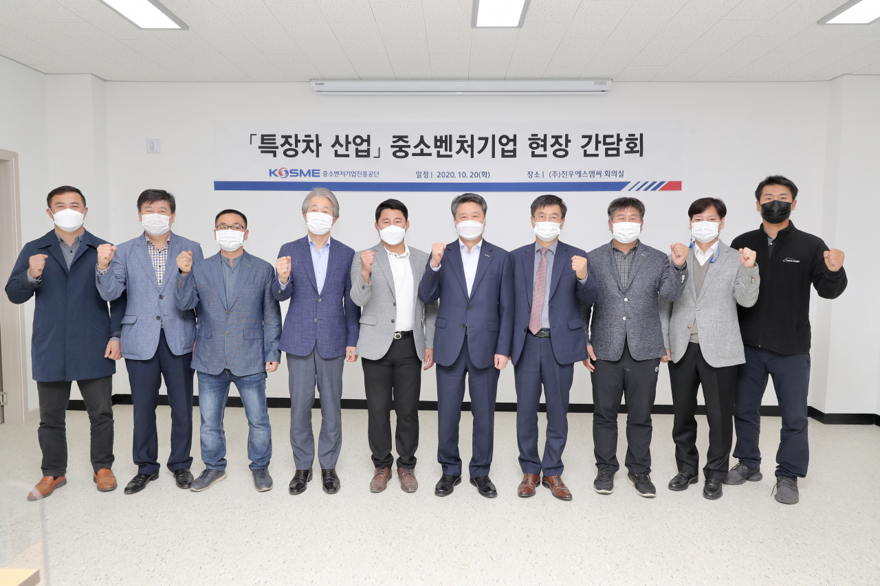 김학도(왼쪽 여섯번째) 중진공 이사장을 비롯한 참가자들이 전북 김제 특장차 산업 활성화 간담회 이후 기념촬영을 하고 있다. [중진공 제공]