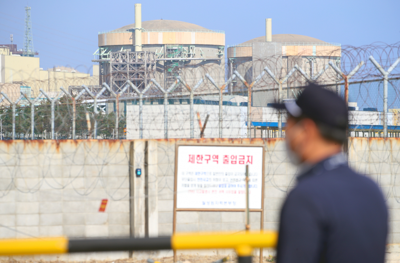 경북 경주 양남면 월성원자력발전소에 가동이 정지된 월성 1호기(오른쪽)[연합]