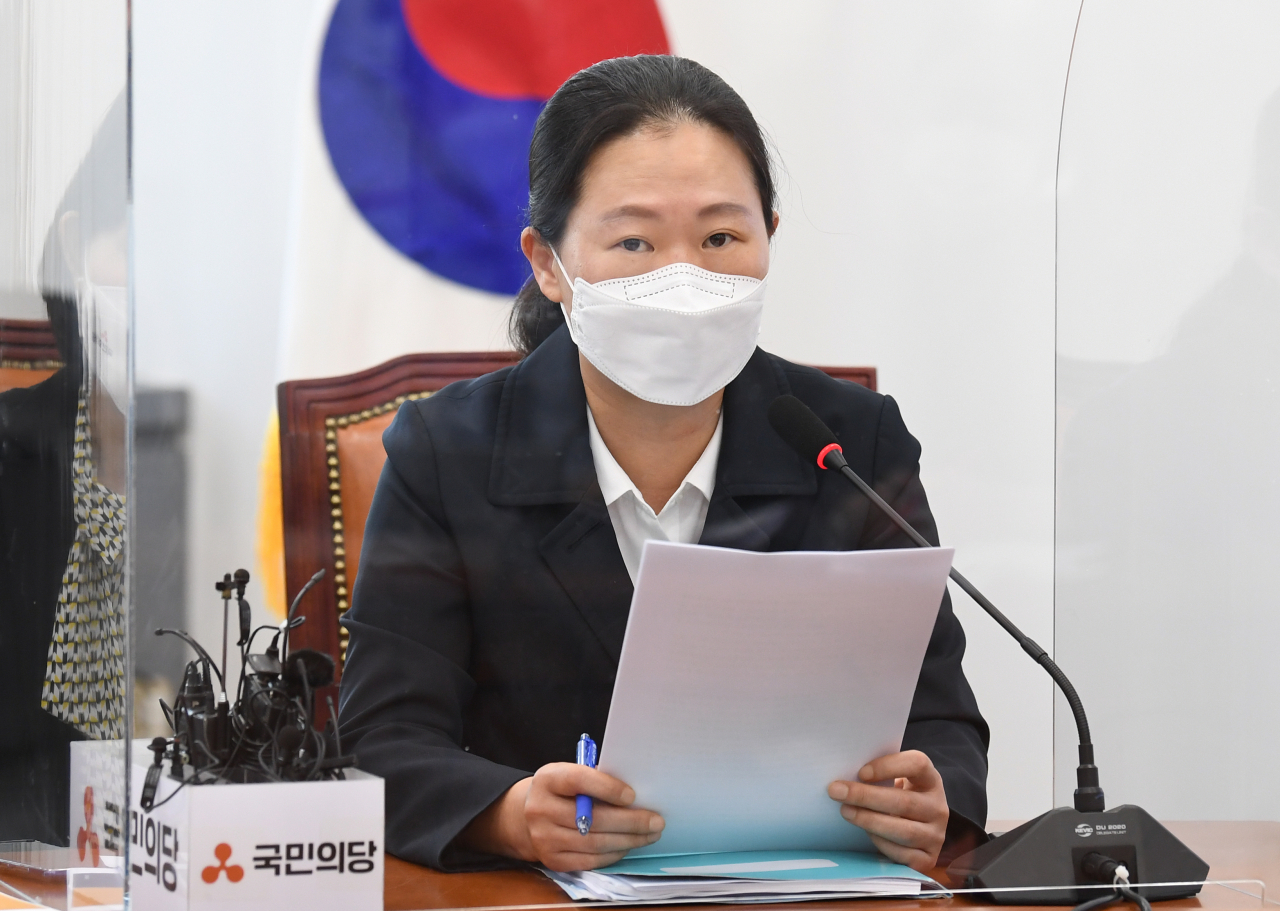 권은희 국민의당 원내대표가 6일 오전 서울 여의도 국회에서 열린 공유정당 플랫폼 및 국정감사 37대 정책과제 발표 기자회견에서 국감 정책을 발표하고 있다. [연합]
