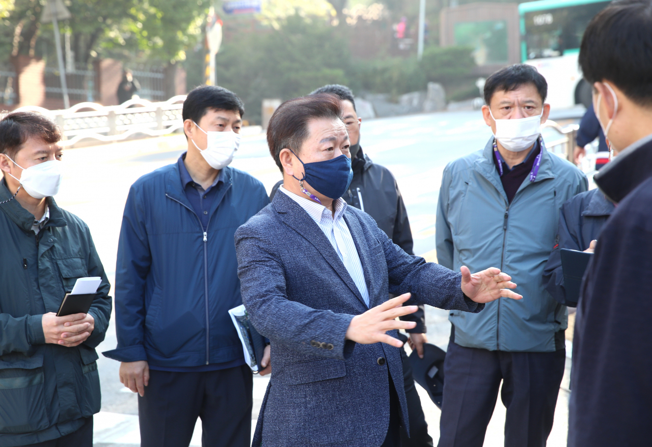 박승원 광명시장이 시민 불편 해소와 시민 소통을 위한 현장 행보에 나섰다. [광명시 제공]